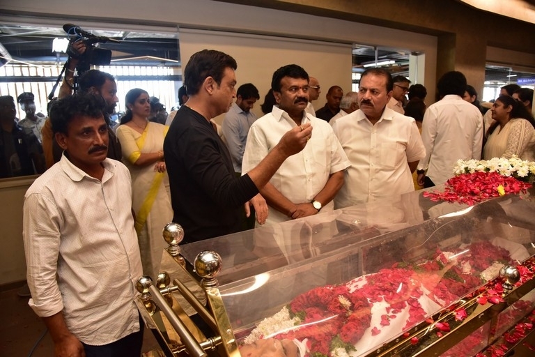 Superstar Krishna final rites - 7 / 63 photos