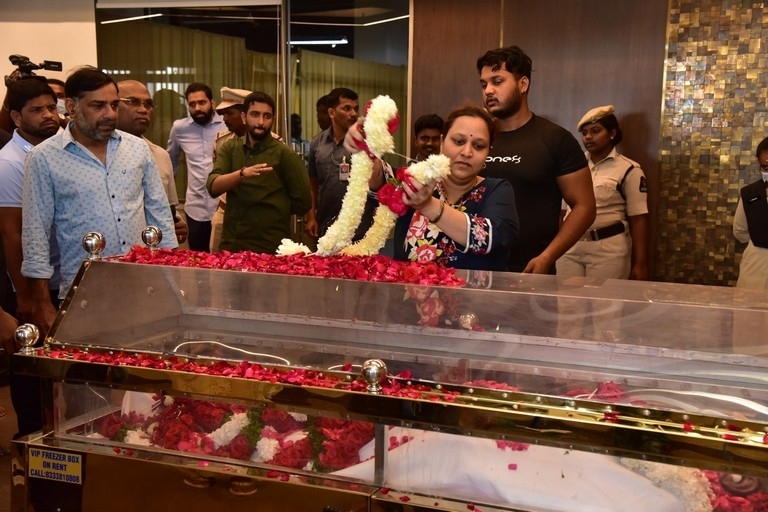 Superstar Krishna final rites - 16 / 63 photos