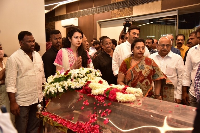 Superstar Krishna final rites - 18 / 63 photos