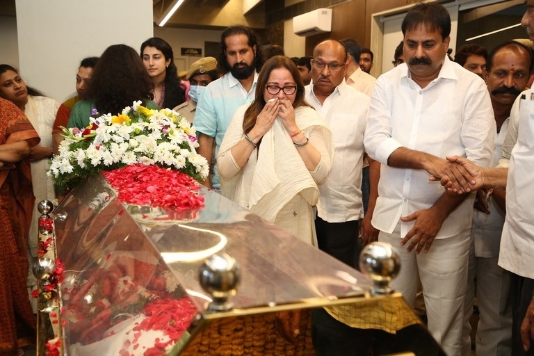 Superstar Krishna final rites - 21 / 63 photos