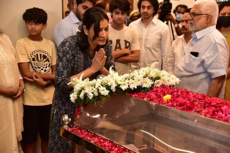 Superstar Krishna final rites - 22 / 63 photos