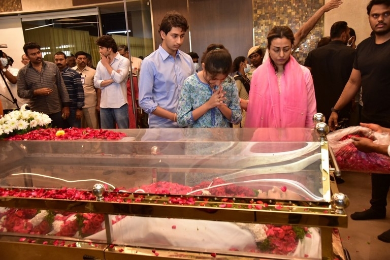 Superstar Krishna final rites - 24 / 63 photos