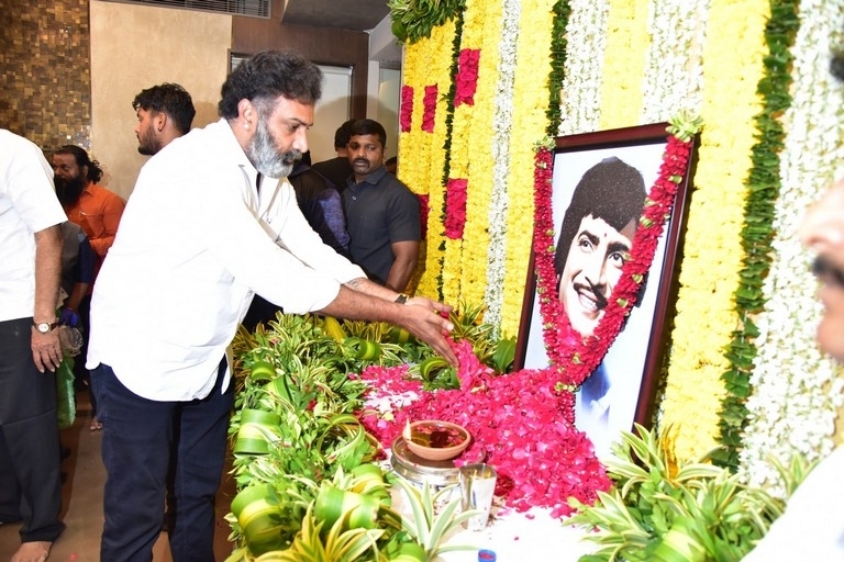 Superstar Krishna final rites - 25 / 63 photos