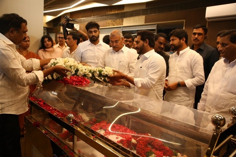 Superstar Krishna final rites - 45 / 63 photos