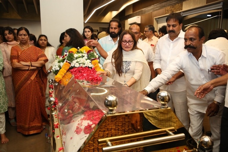 Superstar Krishna final rites - 50 / 63 photos