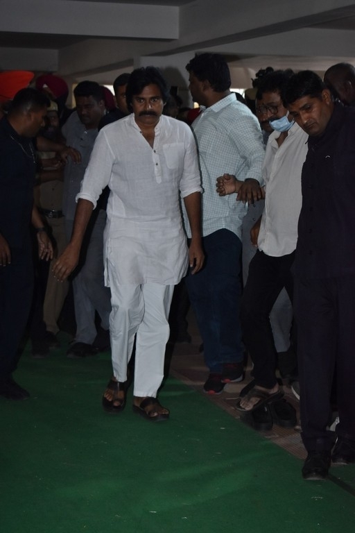 Celebrities condolences Kaikala Satyanarayana - 14 / 38 photos