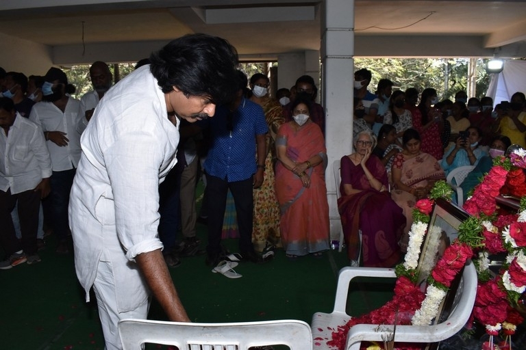 Celebrities condolences Kaikala Satyanarayana - 16 / 38 photos