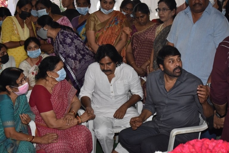 Celebrities condolences Kaikala Satyanarayana - 18 / 38 photos