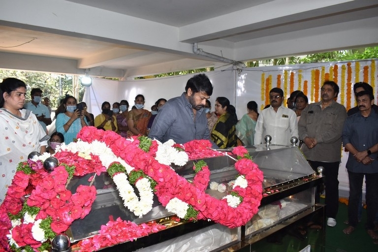 Celebrities condolences Kaikala Satyanarayana - 22 / 38 photos