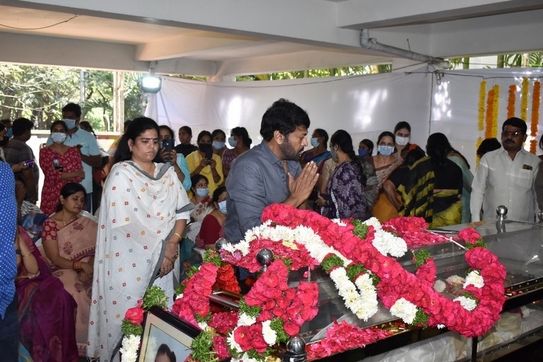 Celebrities condolences Kaikala Satyanarayana - 29 / 38 photos