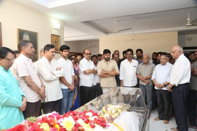 Celebs Pay Condolences to K.Viswanath - 18 / 55 photos