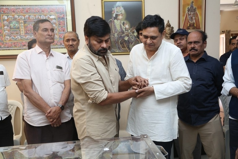 Celebs Pay Condolences to K.Viswanath - 44 / 55 photos