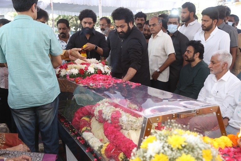 Celebs Pay Final Respect to Taraka Rathna - 1 / 104 photos