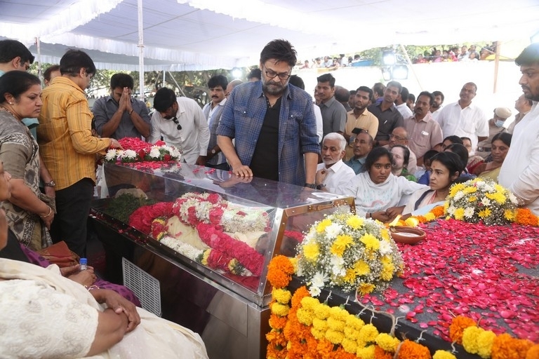Celebs Pay Final Respect to Taraka Rathna - 2 / 104 photos