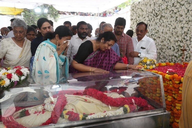 Celebs Pay Final Respect to Taraka Rathna - 3 / 104 photos