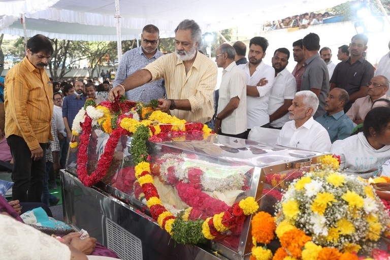 Celebs Pay Final Respect to Taraka Rathna - 4 / 104 photos