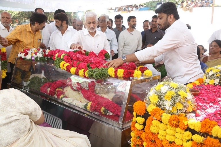 Celebs Pay Final Respect to Taraka Rathna - 40 / 104 photos