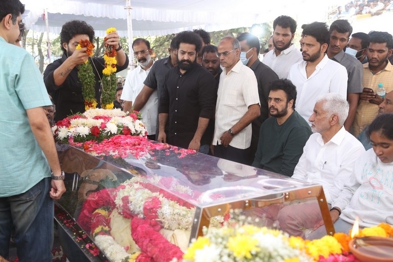 Celebs Pay Final Respect to Taraka Rathna - 43 / 104 photos
