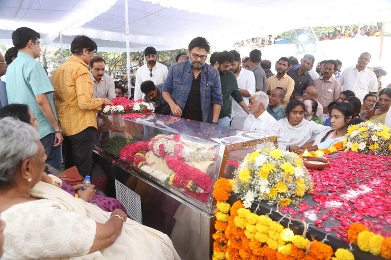 Celebs Pay Final Respect to Taraka Rathna - 49 / 104 photos