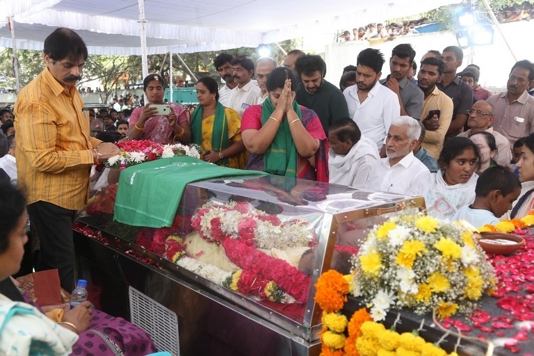 Celebs Pay Final Respect to Taraka Rathna - 52 / 104 photos