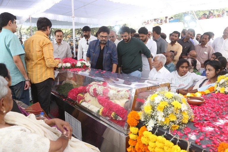 Celebs Pay Final Respect to Taraka Rathna - 61 / 104 photos