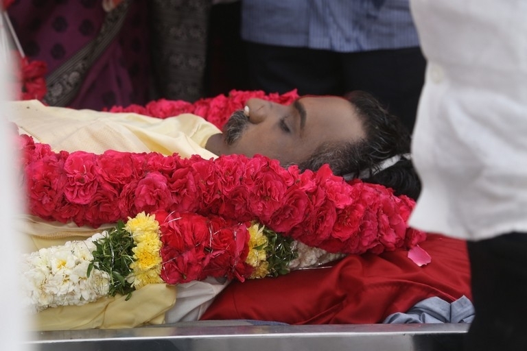Celebs Pay Final Respect to Taraka Rathna - 62 / 104 photos