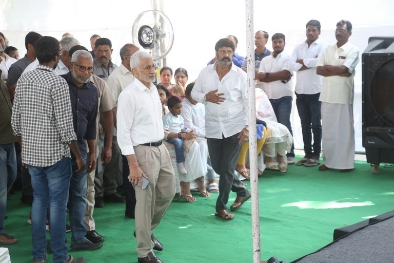 Celebs Pay Final Respect to Taraka Rathna - 91 / 104 photos