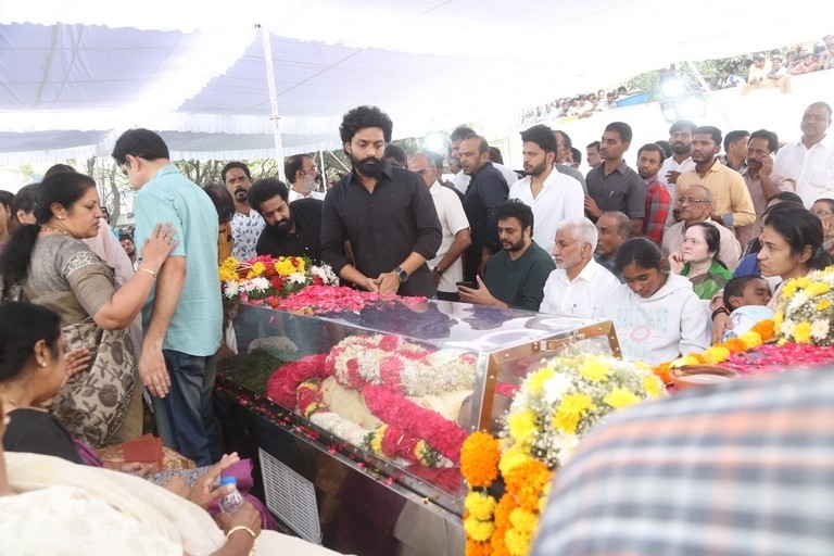 Celebs Pay Final Respect to Taraka Rathna - 96 / 104 photos