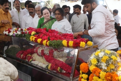 Celebs Pay Final Respect to Taraka Rathna - 25 of 104
