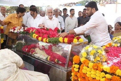 Celebs Pay Final Respect to Taraka Rathna - 40 of 104