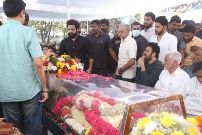 Celebs Pay Final Respect to Taraka Rathna - 42 of 104