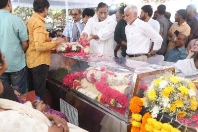 Celebs Pay Final Respect to Taraka Rathna - 60 of 104