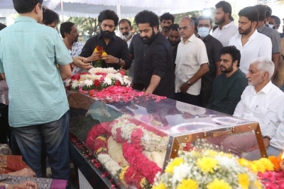 Celebs Pay Final Respect to Taraka Rathna - 70 of 104