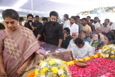 Celebs Pay Final Respect to Taraka Rathna - 81 of 104