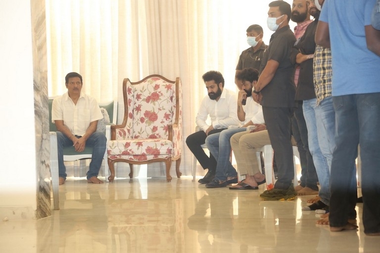 Celebs Pay Homage to Taraka Ratna - 24 / 49 photos