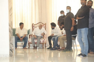 Celebs Pay Homage to Taraka Ratna - 29 of 49