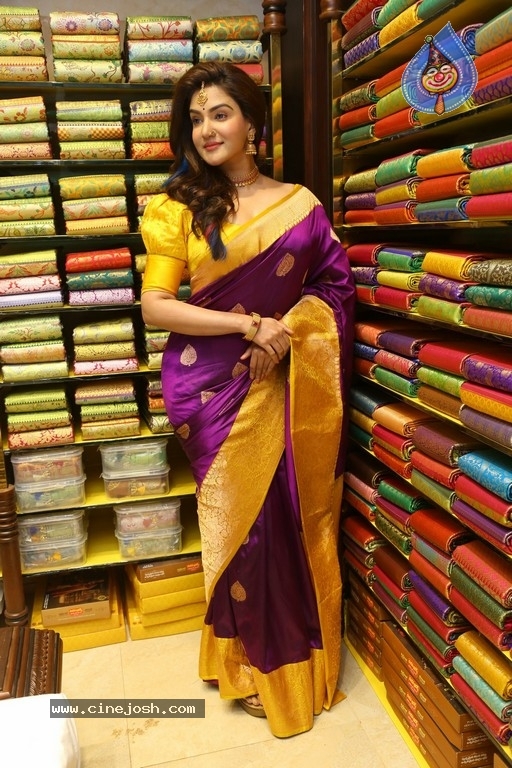 Mehreen launches Chandana Brothers Mall - 7 / 42 photos