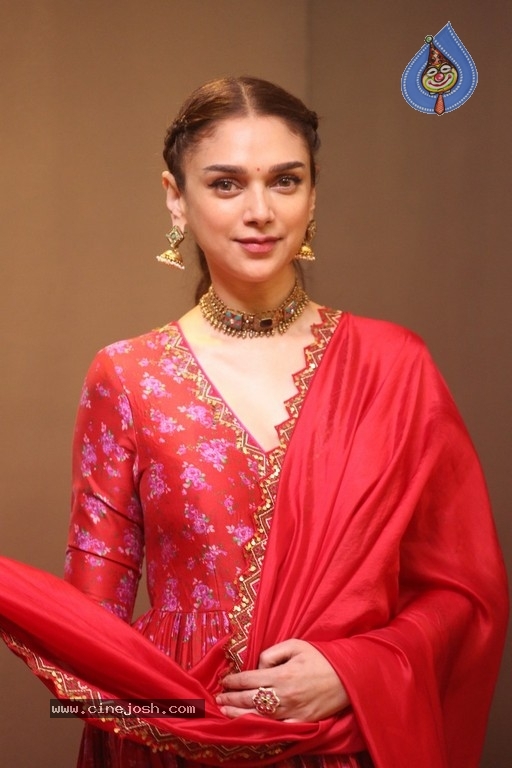 Aditi Rao Hydari Photos - 2 / 21 photos