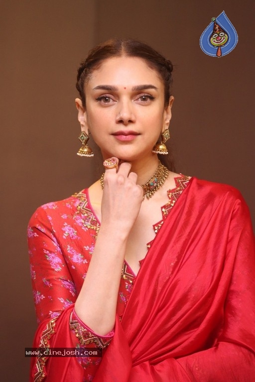 Aditi Rao Hydari Photos - 6 / 21 photos