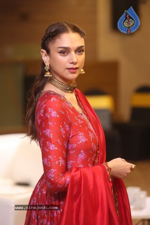 Aditi Rao Hydari Photos - 11 / 21 photos