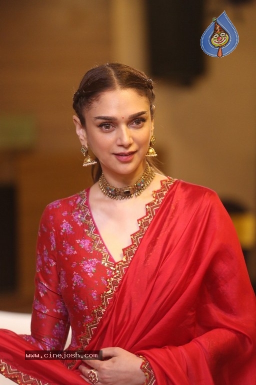 Aditi Rao Hydari Photos - 14 / 21 photos