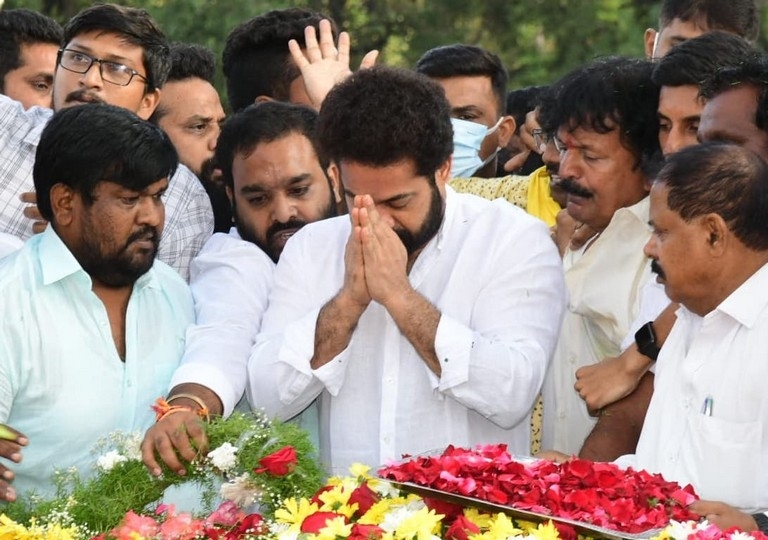 Tarak at NTR Ghat - 2 / 4 photos