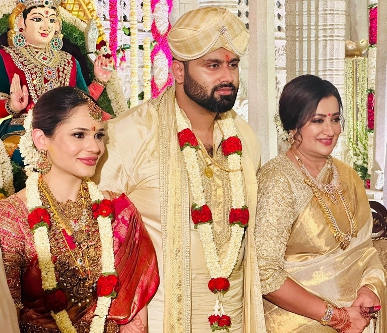 Abhishek Ambareesh Wedding Photos - 19 / 34 photos