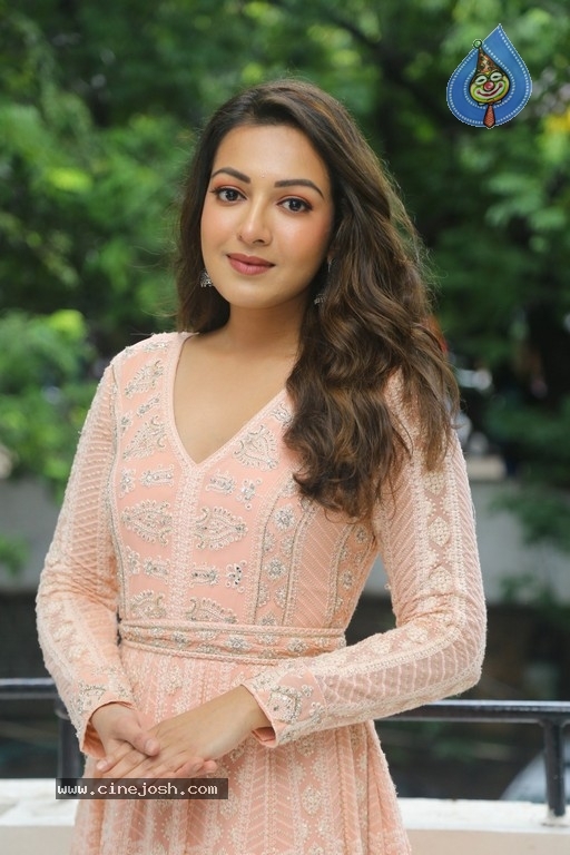 Catherine Tresa Photos - 16 / 21 photos