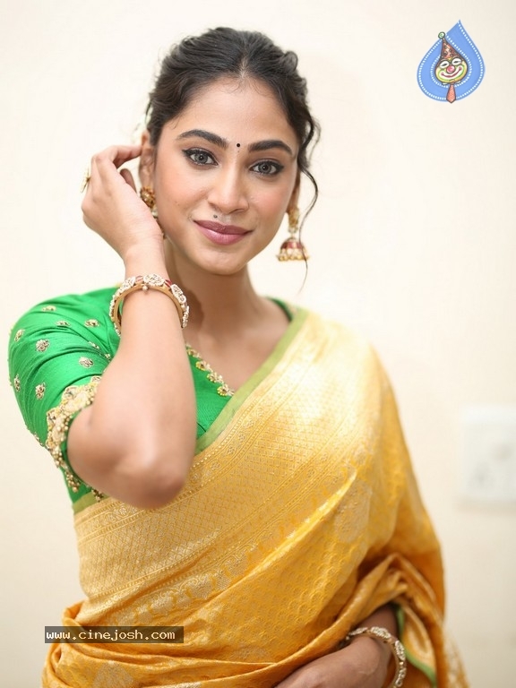 Anukreethy Vas Photos - 19 / 36 photos