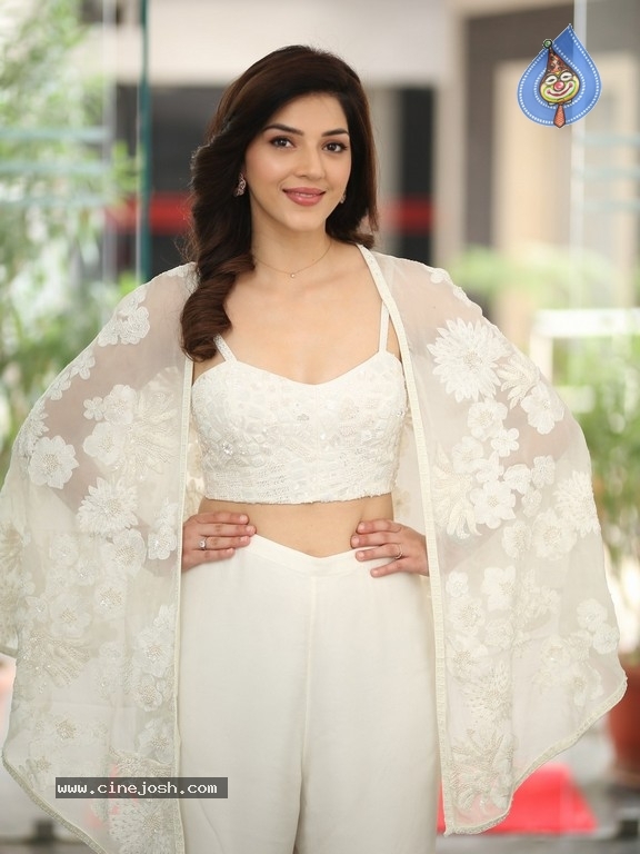 Mehreen Pirzada Photos - 2 / 21 photos