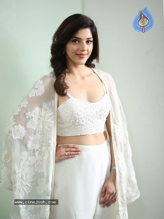 Mehreen Pirzada Photos - 17 / 21 photos