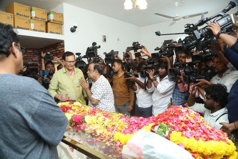 Celebs Pay homage to Chandra Mohan  - 15 / 24 photos