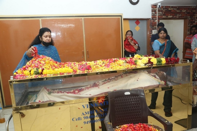 Celebs Pay homage to Chandra Mohan  - 20 / 24 photos