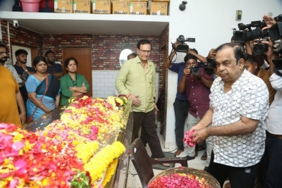 Celebs Pay homage to Chandra Mohan  - 8 of 24